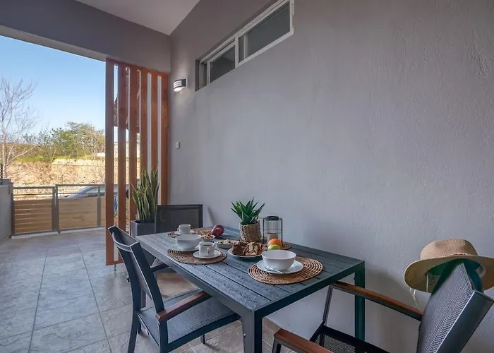 Modern House In The Old Town ハニア